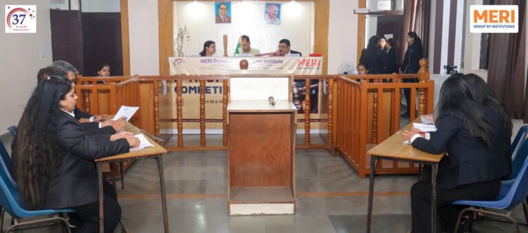 MERI मूट कोर्ट में LLB अंतिम वर्ष की टीम की जीत, पेशेवर अंदाज़ और तर्कशक्ति से मारी बाज़ी