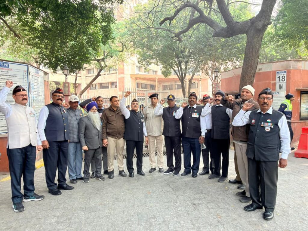24 वर्षों से लंबित वेतन–पेंशन को लेकर 96 पूर्व सैनिकों का NTPC परिसर के बाहर शांतिपूर्ण प्रदर्शन