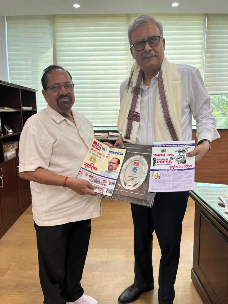 चार दशकों से निष्पक्ष एवं निर्भीक पत्रकारिता को समर्पित वरिष्ठ पत्रकार एवं केंद्रीय सूचना आयोग के आयुक्त आशुतोष चतुर्वेदी का भव्य सम्मान